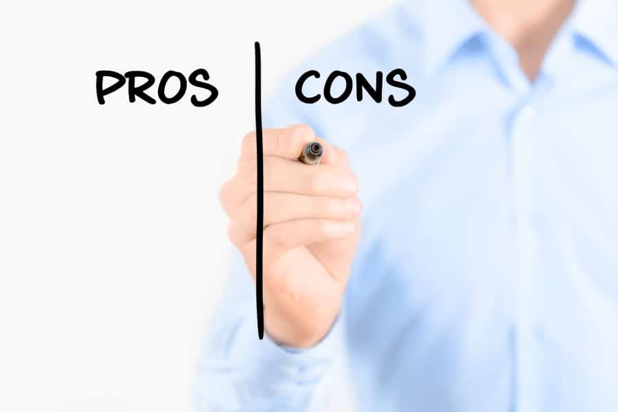 man writing pros and cons for business