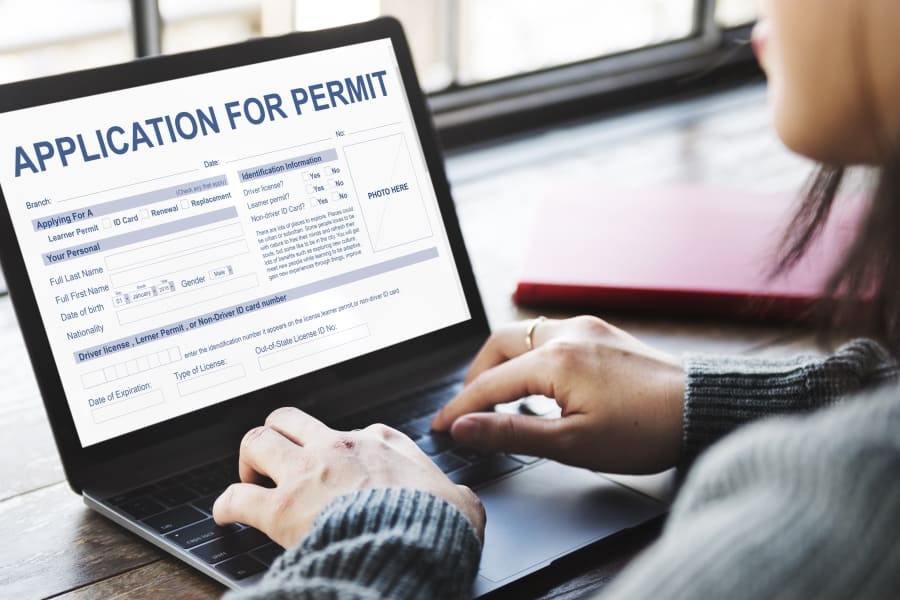 woman apply online for business permit