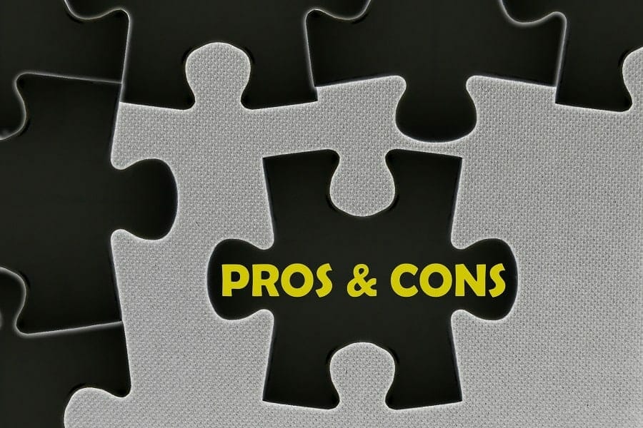 pros and cons in a jigsaw puzzle concept