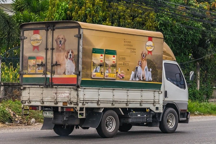 شاحنة أغذية الحيوانات الأليفة